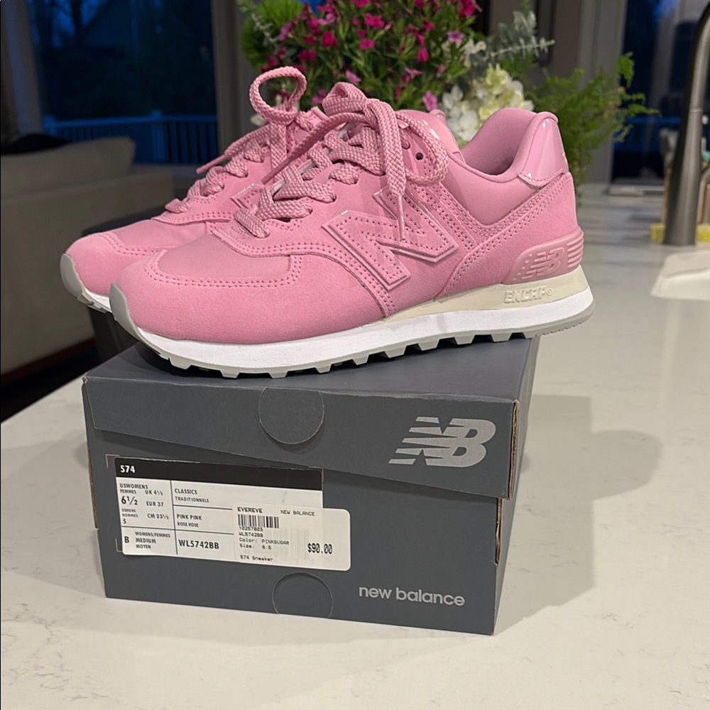 New in box New Balance 574 Pink Suede Sneakers size 6.5m